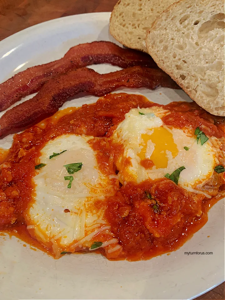 poached eggs in tomato sauce Italian