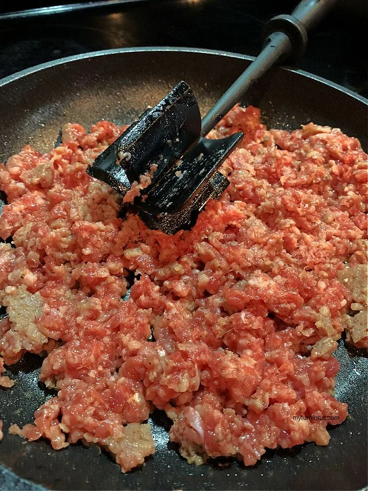 Cooking sausage in skillet