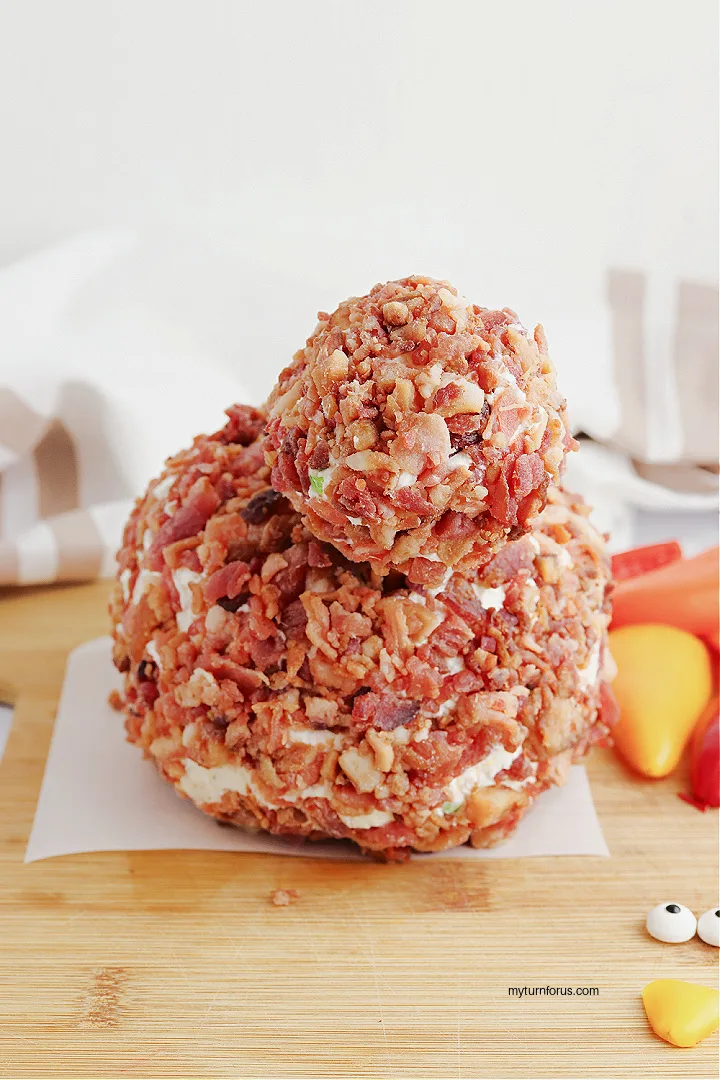 making a Thanksgiving turkey cheese ball